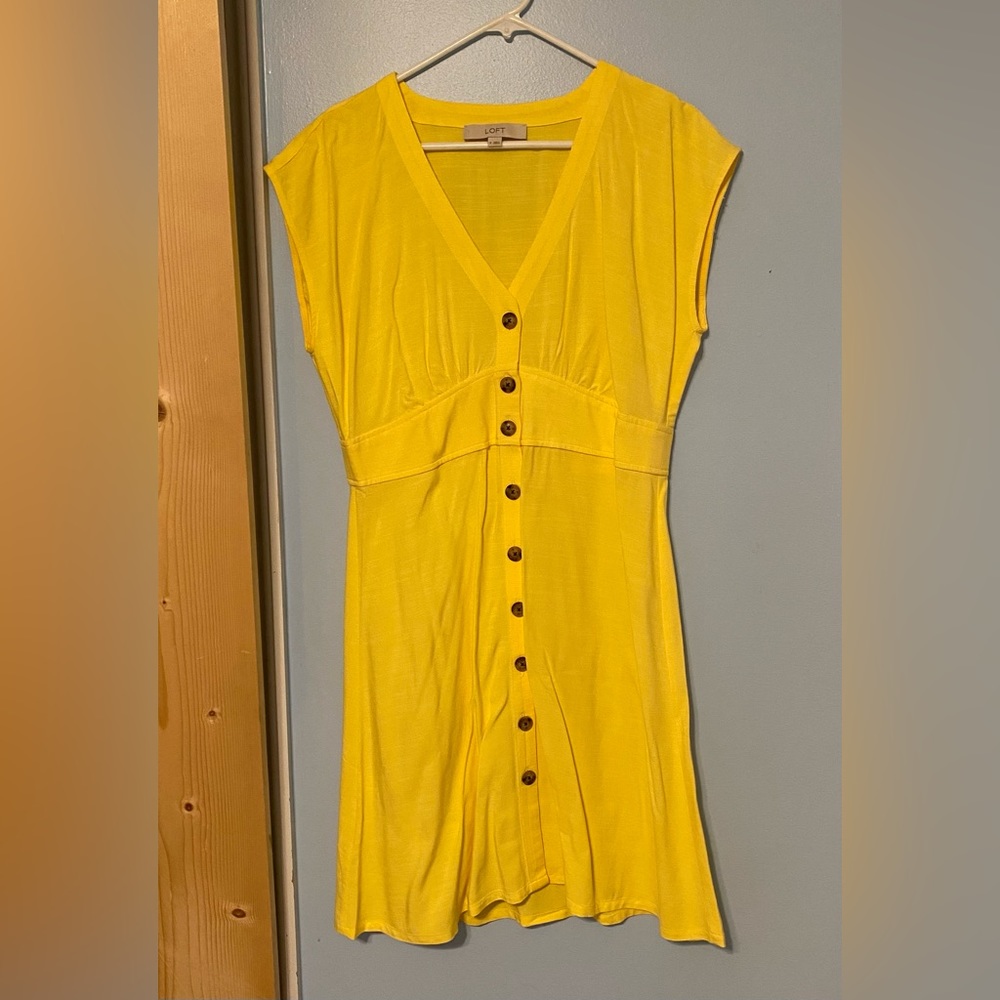 Great sunny dress from loft with tortoise buttons